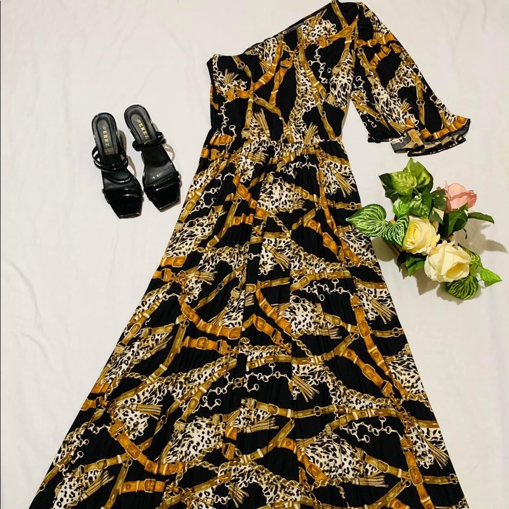 **SOLD❤️❤️**Beautiful dress fit me to long but I am 4’11 lol